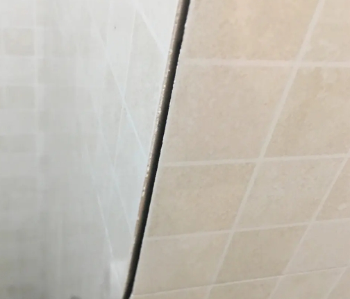 犍为瓷砖空鼓维修公司分享阳台瓷砖脱落的修复过程可以分为以下几个步骤